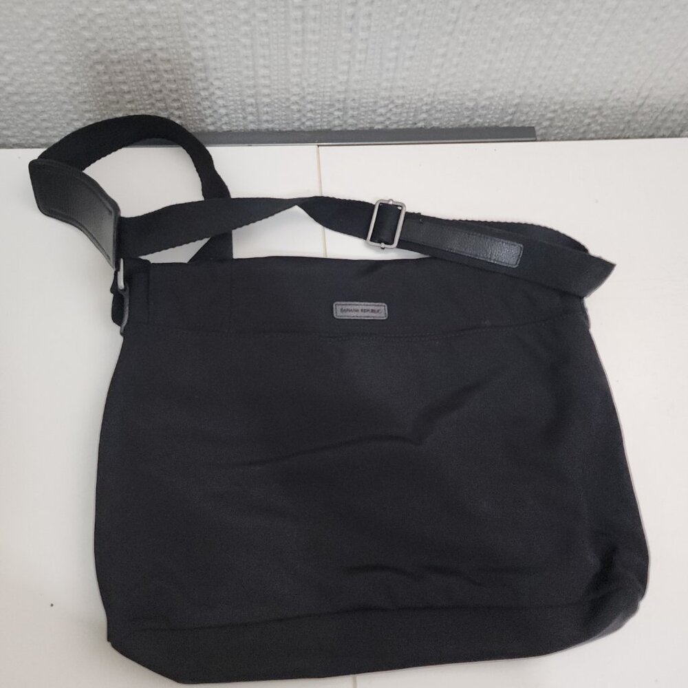 Banana Republic Black Messenger Laptop Bag Adjustable Strap Work Travel - Picture 7 of 13